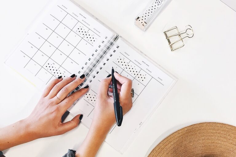 Kobieta zapisuje notatki w kalendarzu. Trudności z organizacją czasu.