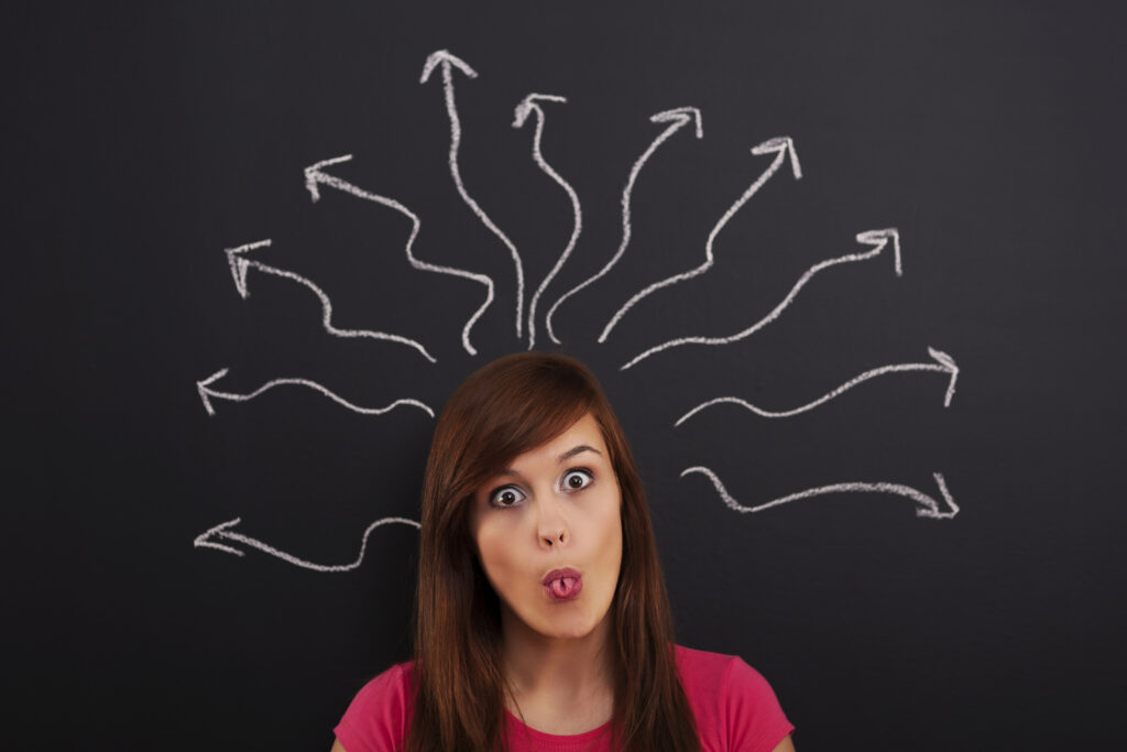 Natłok myśli. Głowa kobiety otoczona strzałkami symbolizującymi zbyt wiele myśli.