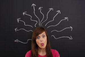 RSD: na czym polega dysforia w ADHD? 2 Natłok myśli. Głowa kobiety otoczona strzałkami symbolizującymi zbyt wiele myśli.