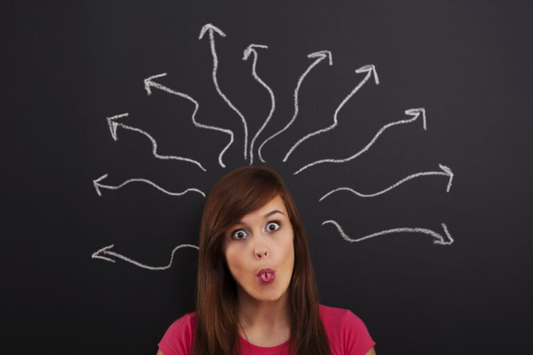 Natłok myśli. Głowa kobiety otoczona strzałkami symbolizującymi zbyt wiele myśli.