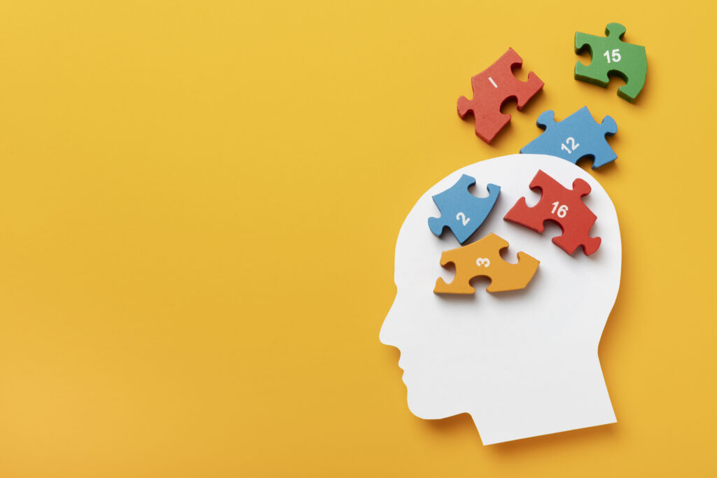 Personalizacja. Puzzle rozsypujące się z kształtu ludzkiej głowy.