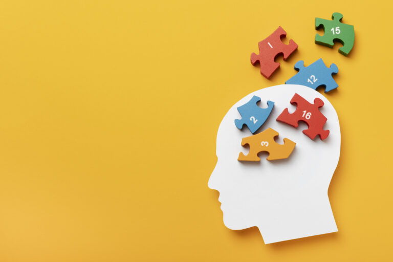 Personalizacja. Puzzle rozsypujące się z kształtu ludzkiej głowy.