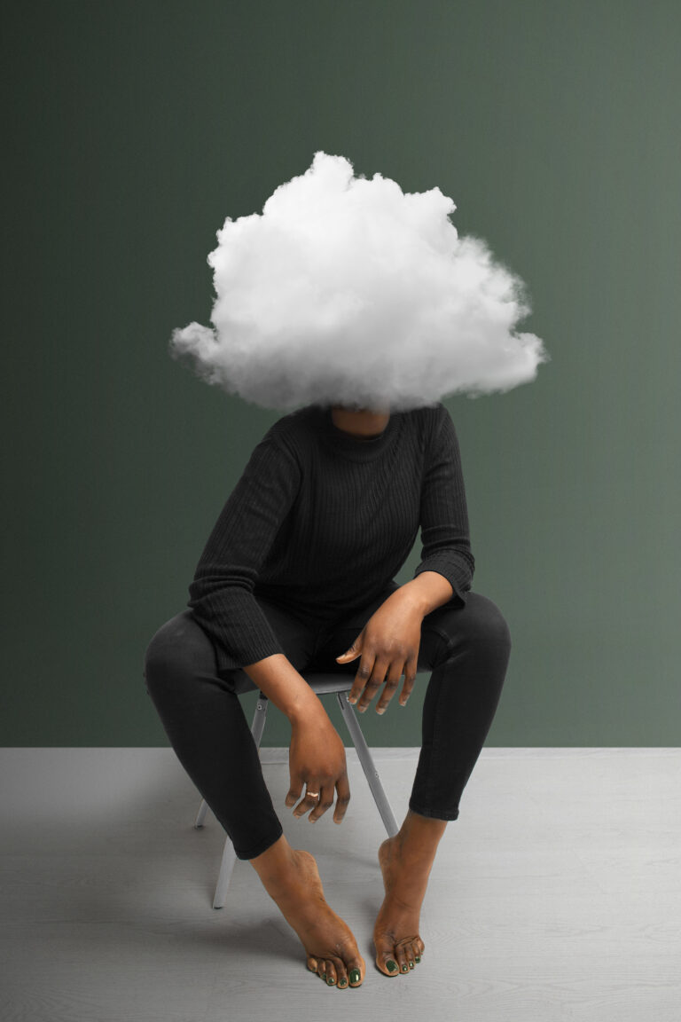 Myślenie dychotomiczne zilustrowane zdjęciem kobiety z chmurą zamiast głowy.