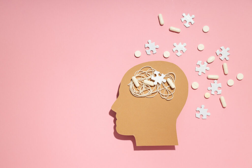 Głowa z rozsypanką z puzzli, kropek i tabletek. Diagnostyka i postępowanie terapeutyczne u dorosłych z ADHD.