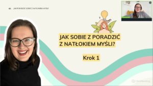 Uśmiechnięta kobieta na tle planszy z napisem Jak sobie poradzić z natłokiem myśli?